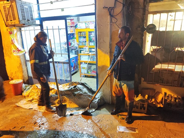 آماده باش کامل پرسنل شهرداری مزداوند هم زمان با بارش تگرگ و جاری شدن سیل